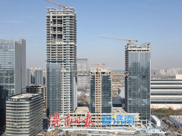 济南西客站片区万融云城二期“空中双连廊”合龙