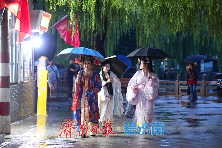 一年四季 泉在济南丨雨润青石板 泉韵“济南府”百花洲夜色引客来