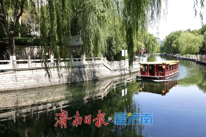济南持续高温 游客黑虎泉畔亲泉纳凉