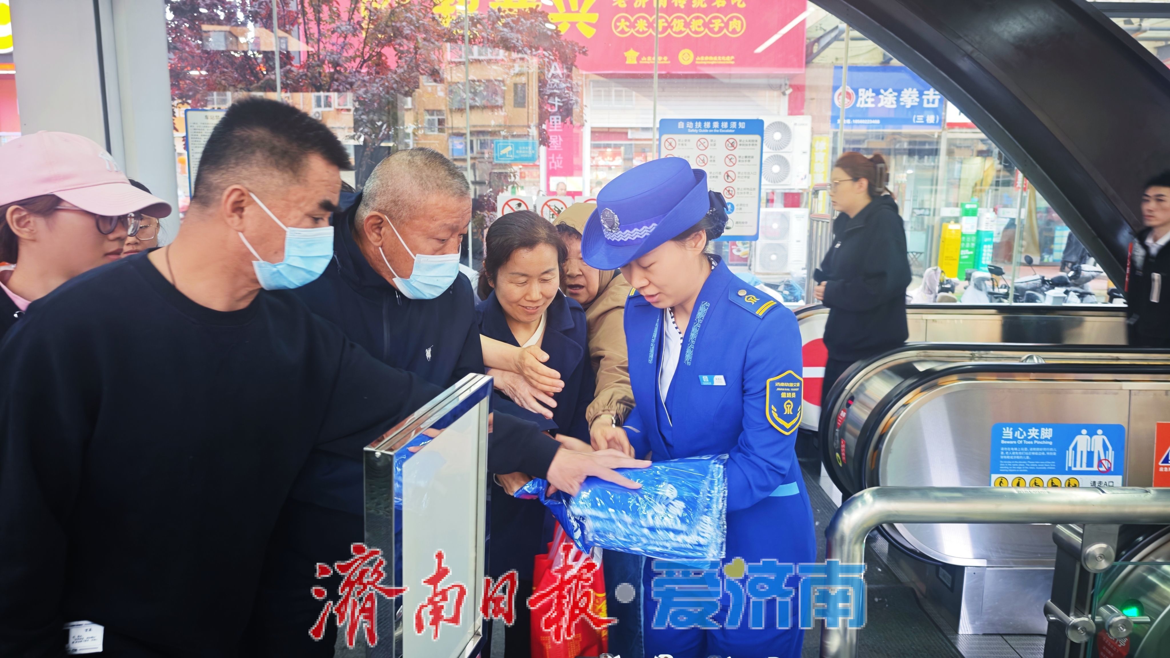 突降大雨困住市民 济南地铁七里堡站暖心服务暖人心 