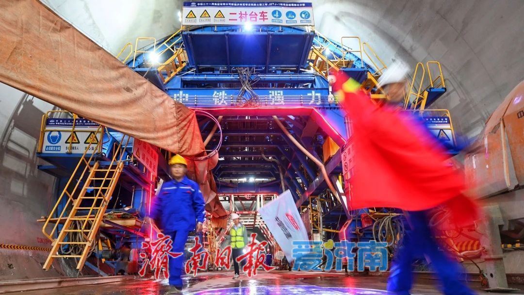 济枣铁路小山隧道顺利贯通