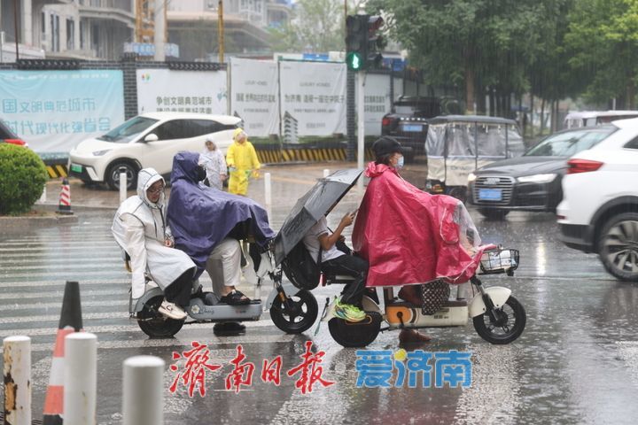 细雨润泉城 伞花伴童归