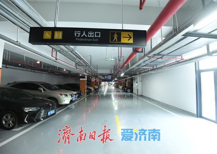 泉城广场新建“城市智慧停车场”启用