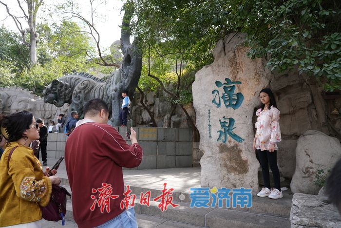 “泉”在济南过大年丨春节打卡泉城地标，黑虎泉《双虎》成亲子热门