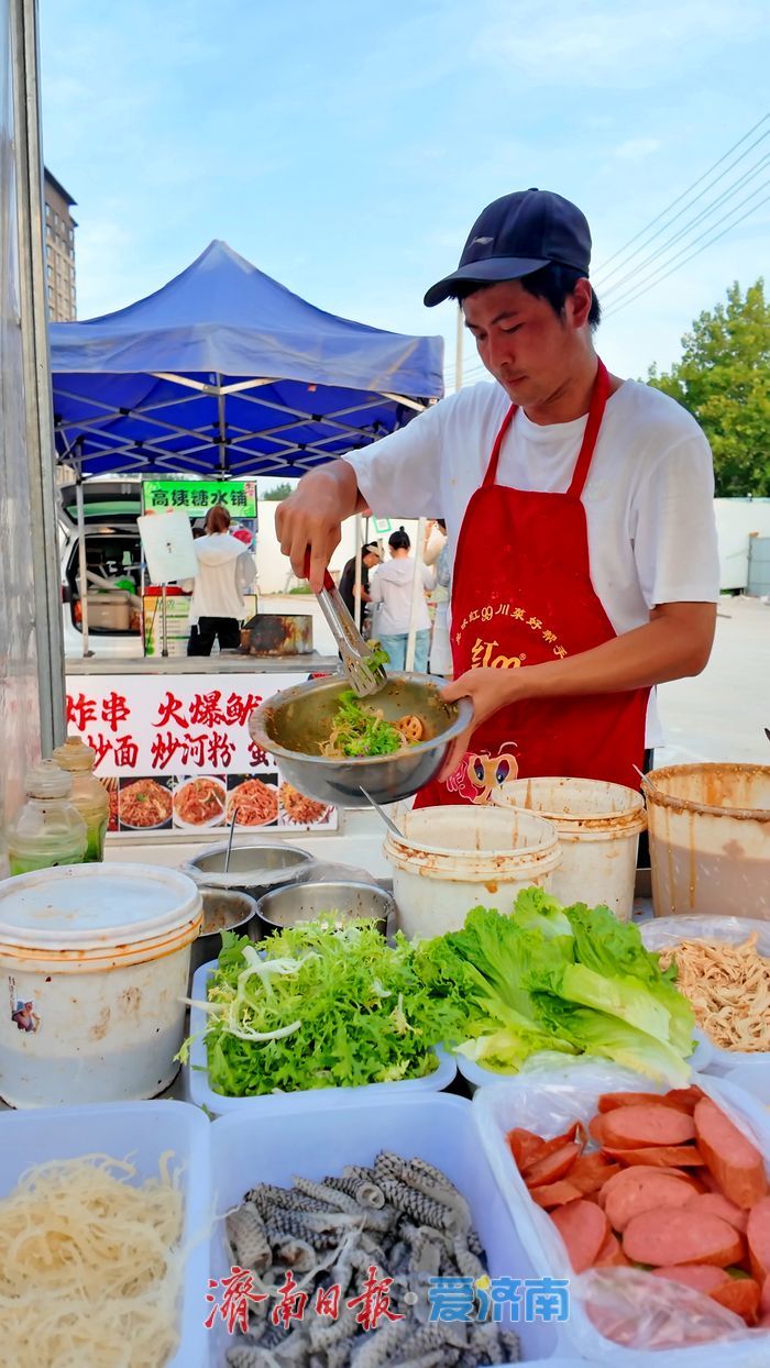 烟火“新坐标”，青春不散场——探访长清中骏雍景府便民疏导点