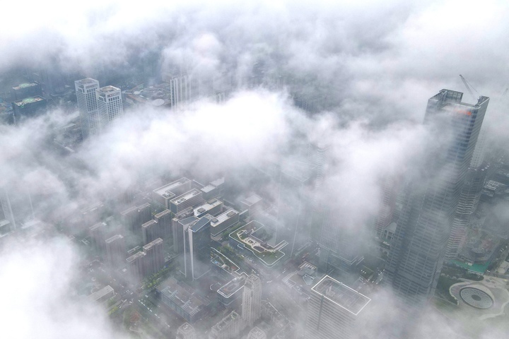 如临仙境，雨后济南出现平流雾景观