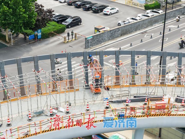 济南工业南路高新万达南侧U形天桥加紧施工，畅通商圈便民出行路