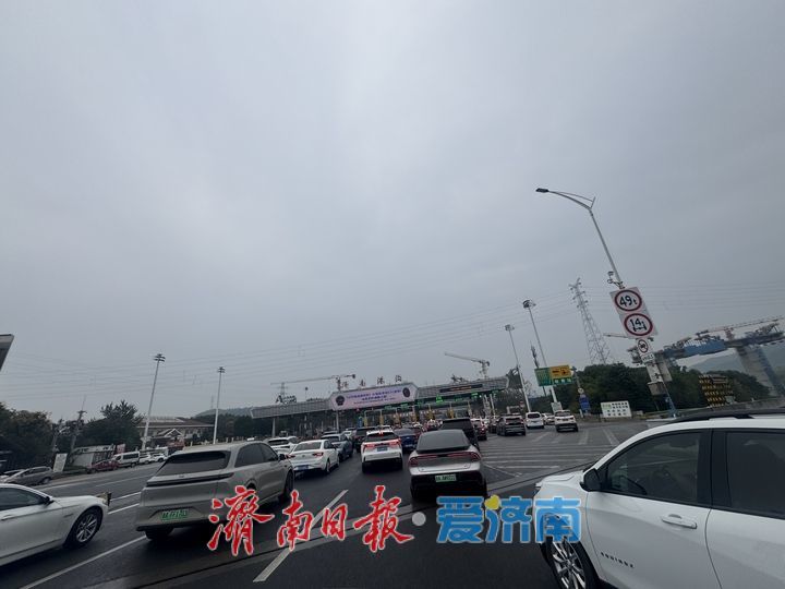 中秋假期首日 济南绕城高速港沟出入口迎来出行高峰