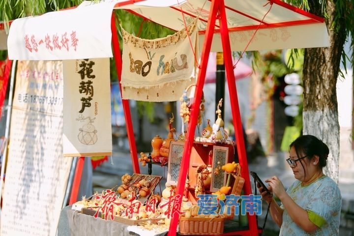 双节临近，泉城节日氛围渐浓