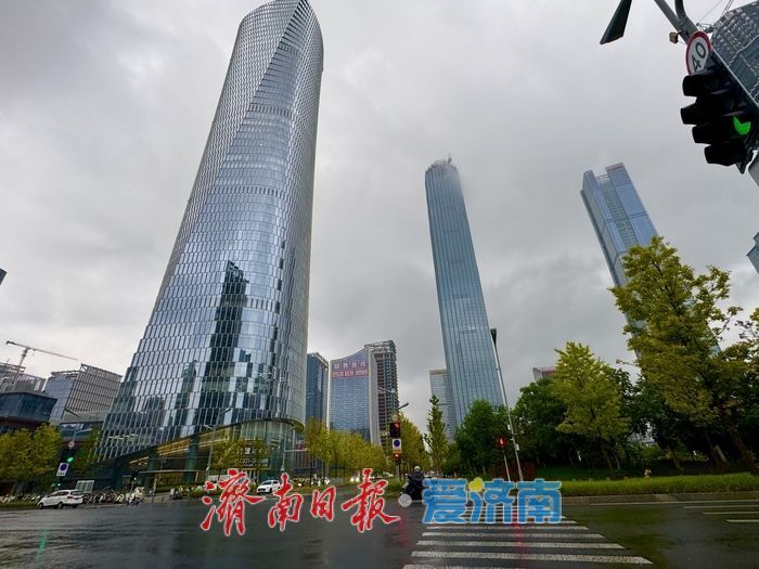 一年四季 泉在济南丨秋雨绵绵，济南CBD高楼若隐若现