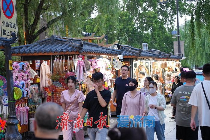 一年四季 泉在济南丨曲水亭街暮色如画 灯火阑珊引游人如织