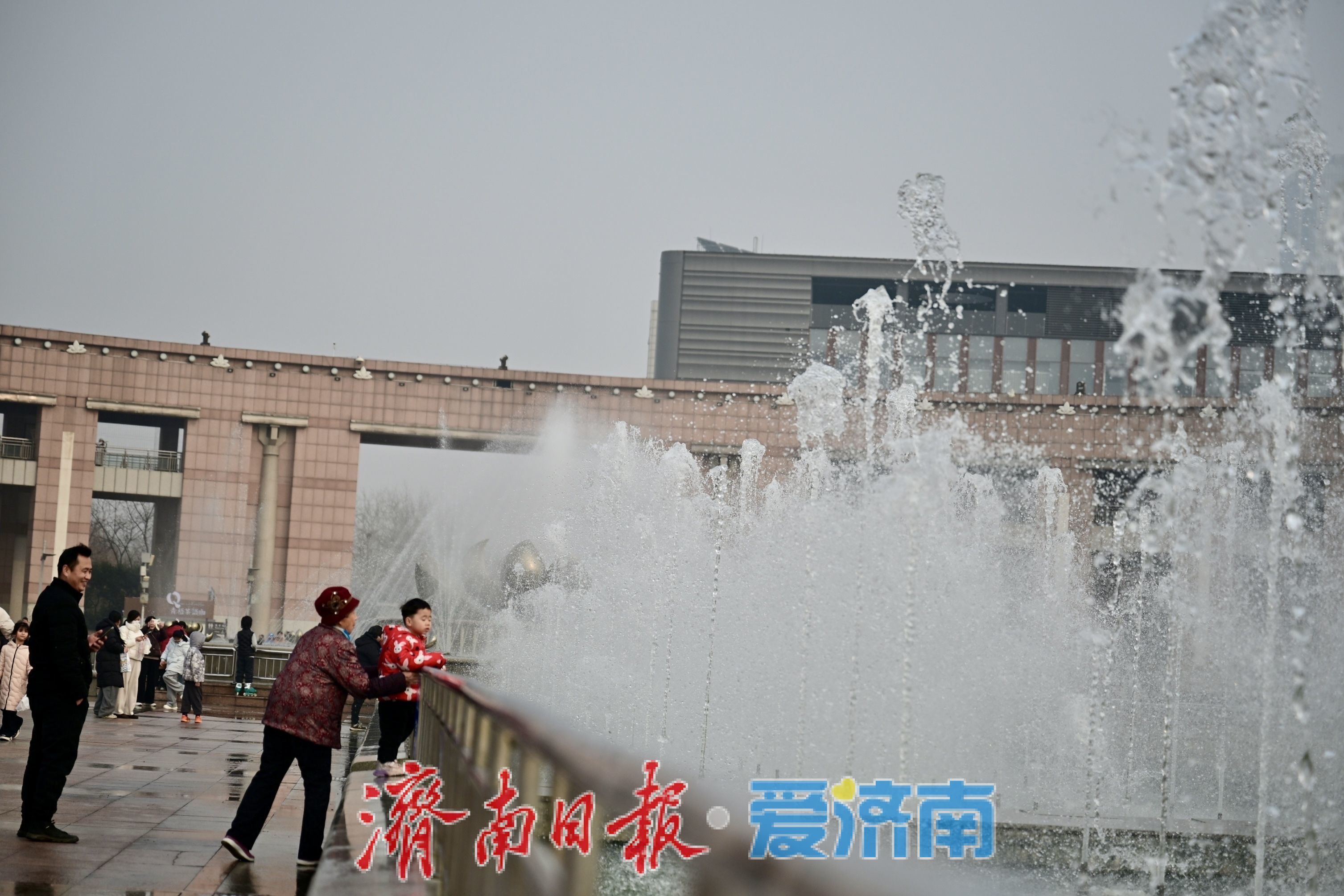 新春临近泉城暖 泉城广场喷泉引市民午后“打卡潮”