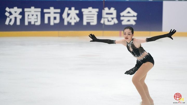 2025年中国花样滑冰俱乐部联赛济南站赛事正酣，选手上演“冰上华尔兹”，花滑现场下起“玩偶雨”