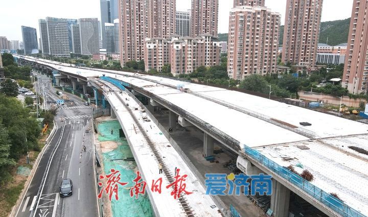 济南凤凰黄河大桥南延工程经十路以南段首条下桥匝道浇筑成型