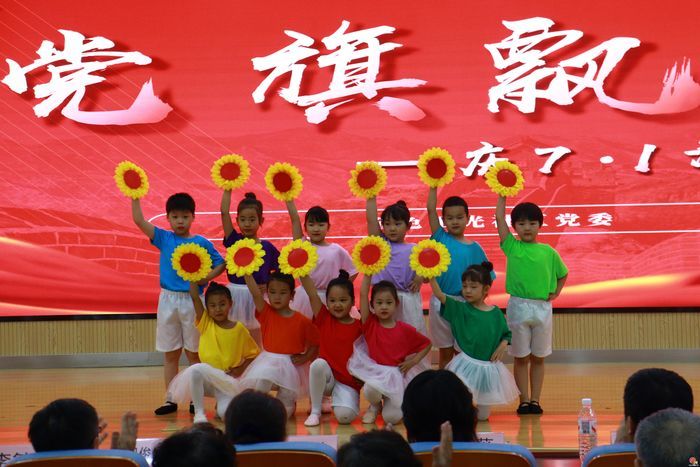堤口路街道金色阳光社区：沉浸式艺术党课，身临其境学党史