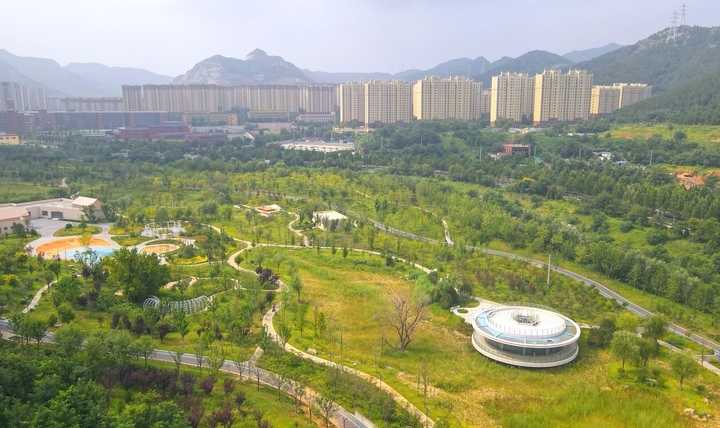 开窗“见园”满目青翠，兴隆公园迎来开园后首个秋季