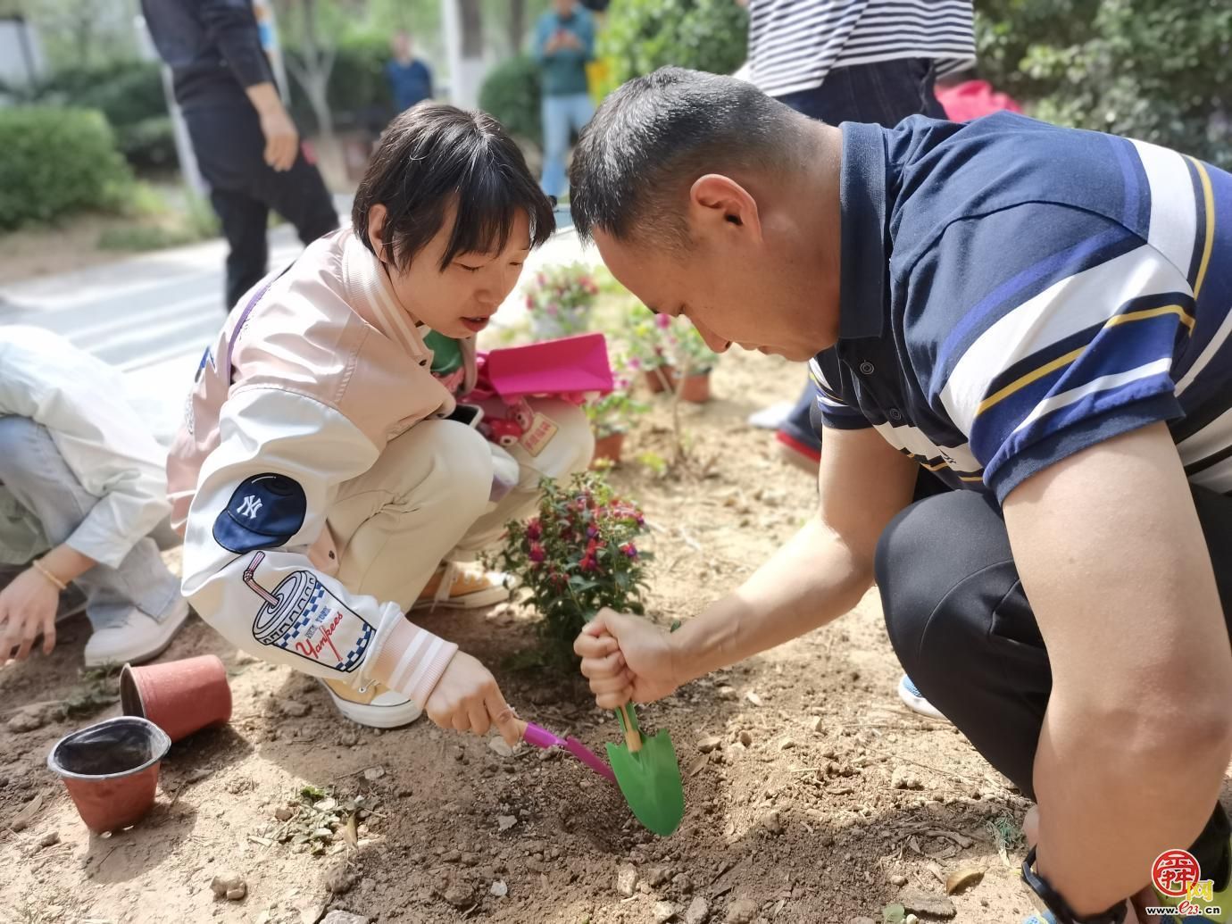 种花种梦想 劳动促成长 济南园·林惠民行走进共建花园