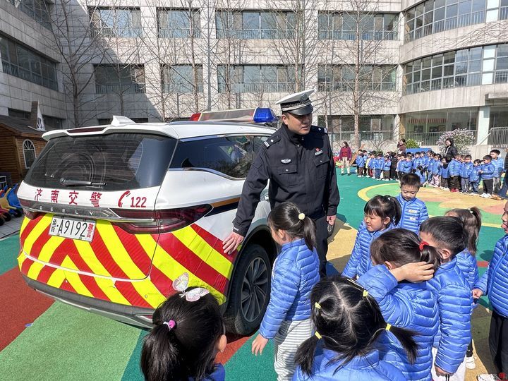 安全放在心中 济南交警走进幼儿园开展交通安全宣传教育活动