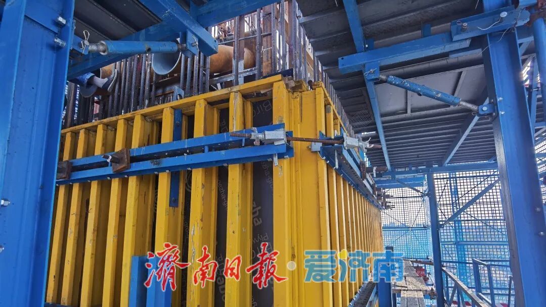 项目强省会｜“转身”倒计时！开源路转体斜拉桥主塔顺利封顶