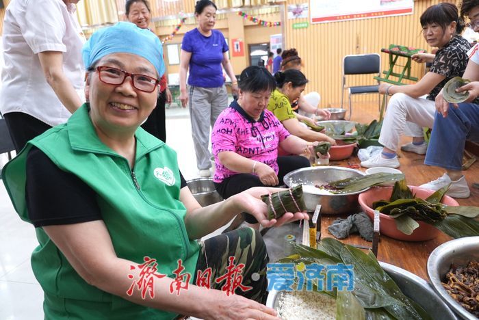 端午粽香暖邻里 社区爱心粽送百位老人