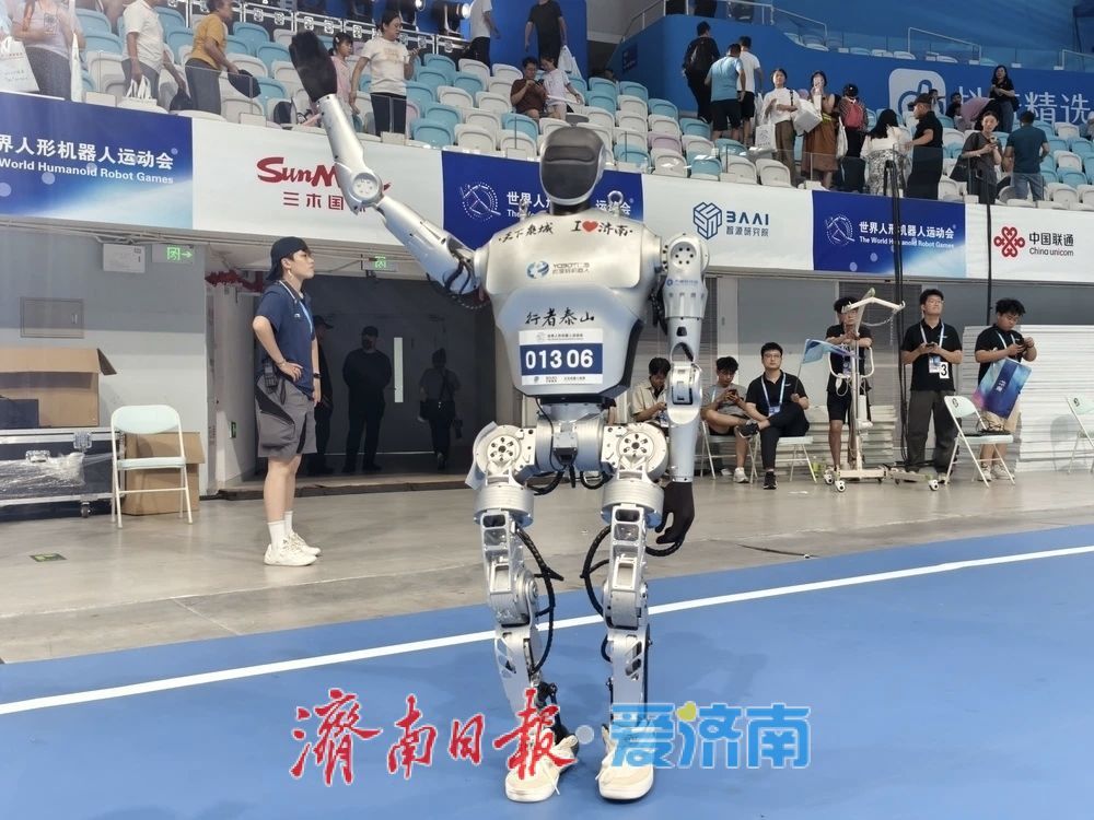 断臂跑完1500米全程，济南造机器人平衡能力刷屏