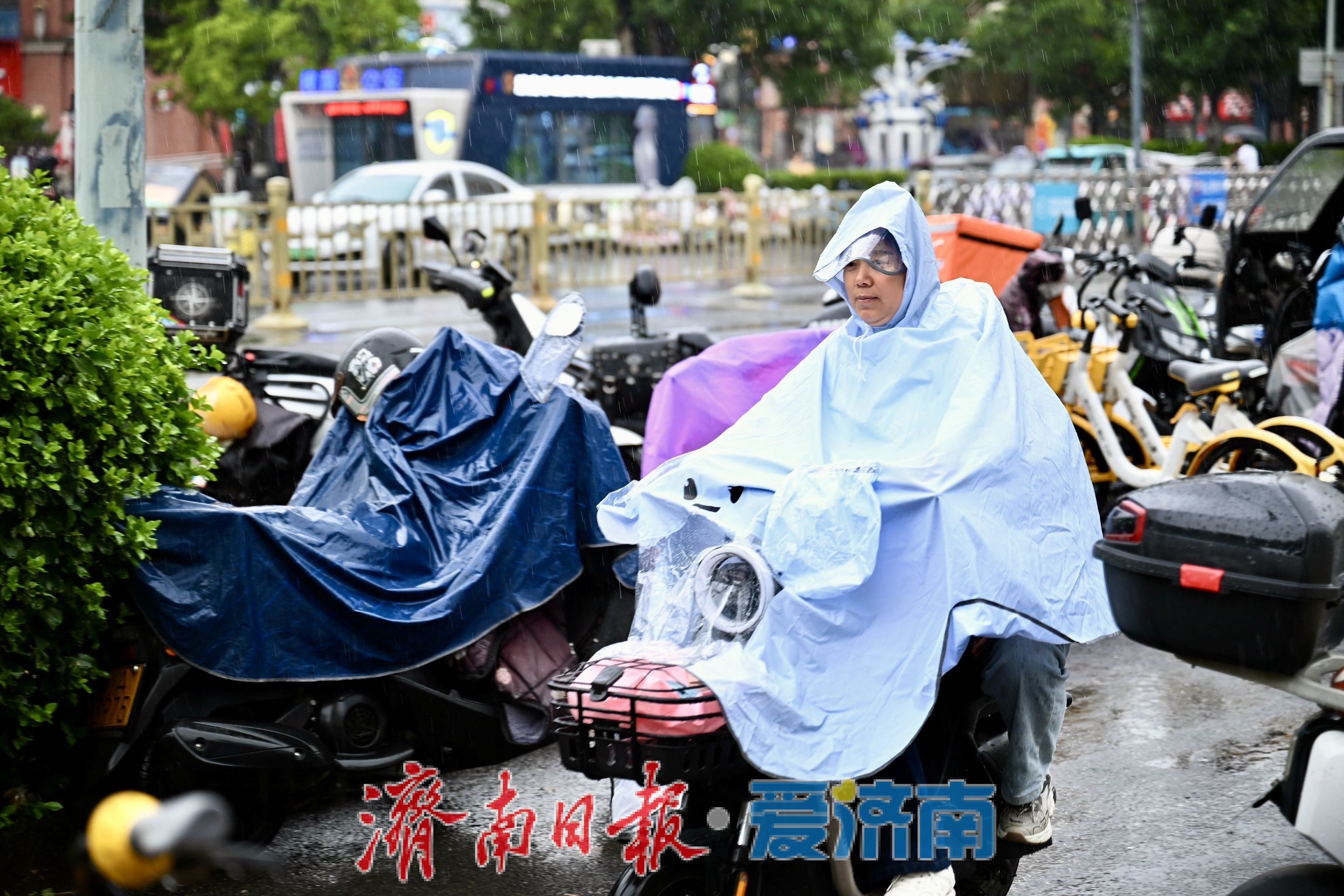 泉城迎明显降雨 市民雨天出行做好防范