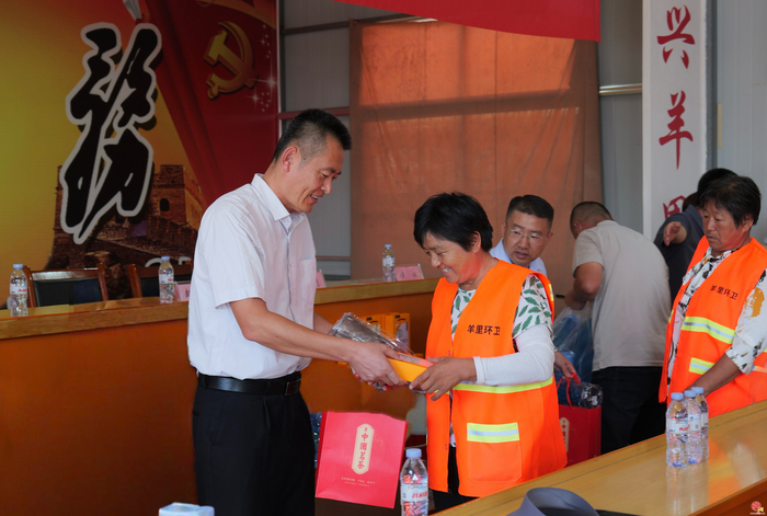 政企联动送清凉 情暖一线“城市美容师”