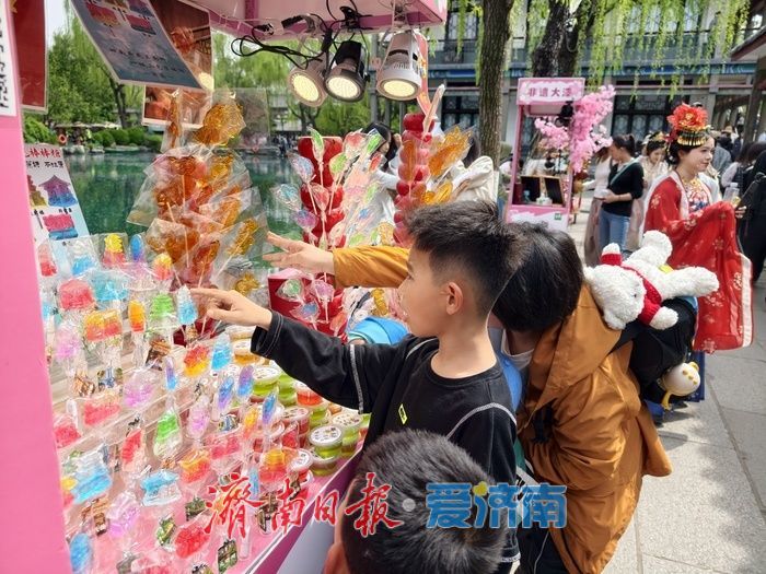 济南五龙潭公园樱花主题市集热度不减