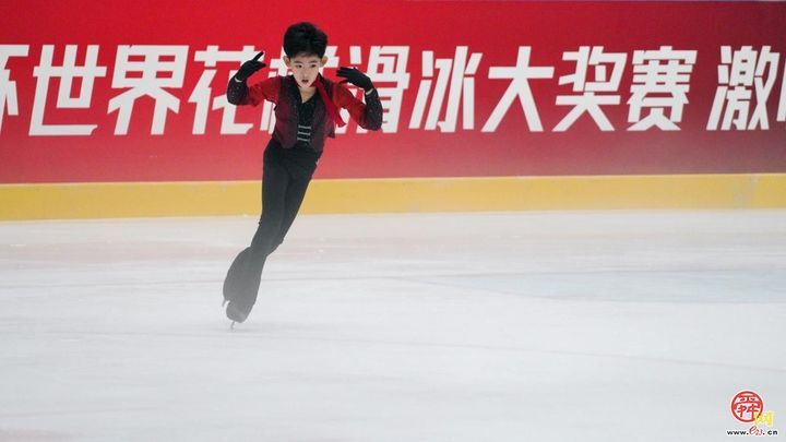 2025年中国花样滑冰俱乐部联赛济南站赛事正酣，选手上演“冰上华尔兹”，花滑现场下起“玩偶雨”