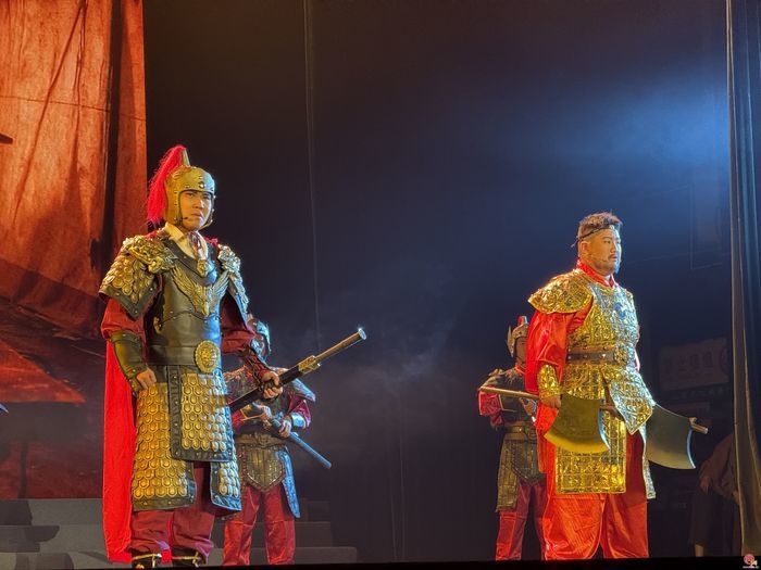 以艺术之力铸魂育人，爱国主义思政舞台剧《城·光》济南首演