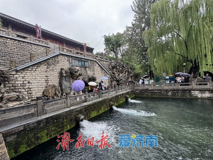 黑虎泉水位达29.30米创新高，三虎头“霸气”喷涌引众人打卡