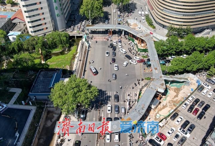 项目强省会｜济南首座倒“凹”字型过街天桥钢结构主体合龙