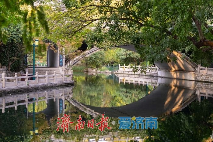 护城河畔秋色正好，市民乐享泉畔慢生活