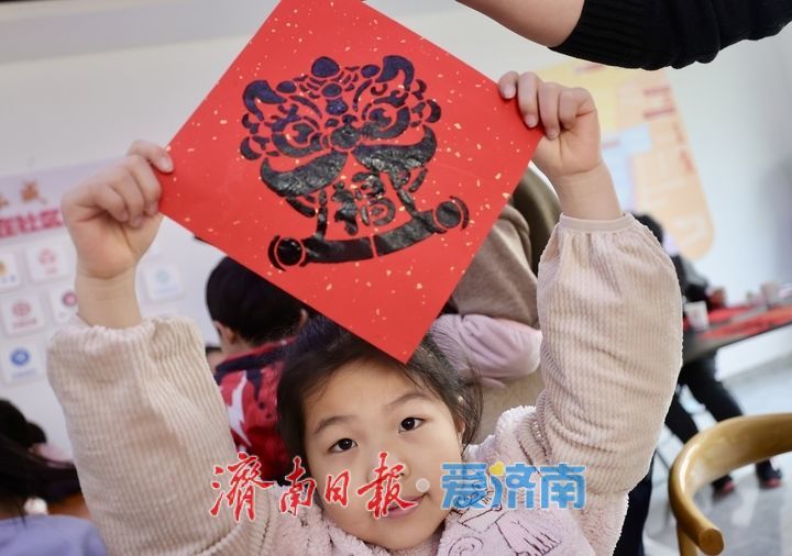 拓印吉祥“福”，社区年味浓