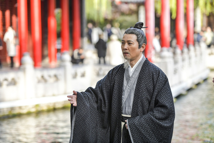 撒贝宁与曾巩“穿越”打卡济南图书馆、超然楼、趵突泉…… 