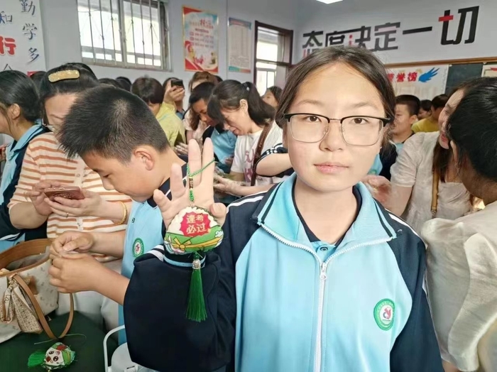 莱芜区凤城街道陈毅中学端午粽飘香，祝福送学子