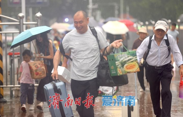 2025年铁路暑运雨中启动 济南站客流平稳 旅客有序踏上旅程