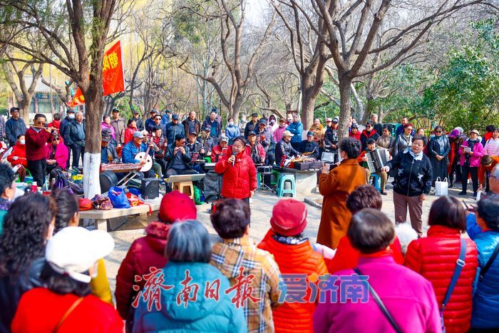 五龙潭公园春意盎然，市民游客共赏春光