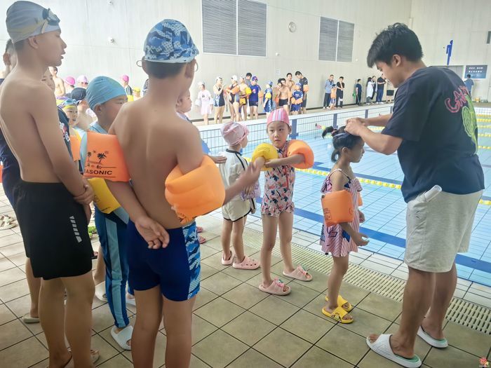 “点餐式”定制体育课 济南千余青少年暑期免费学游泳