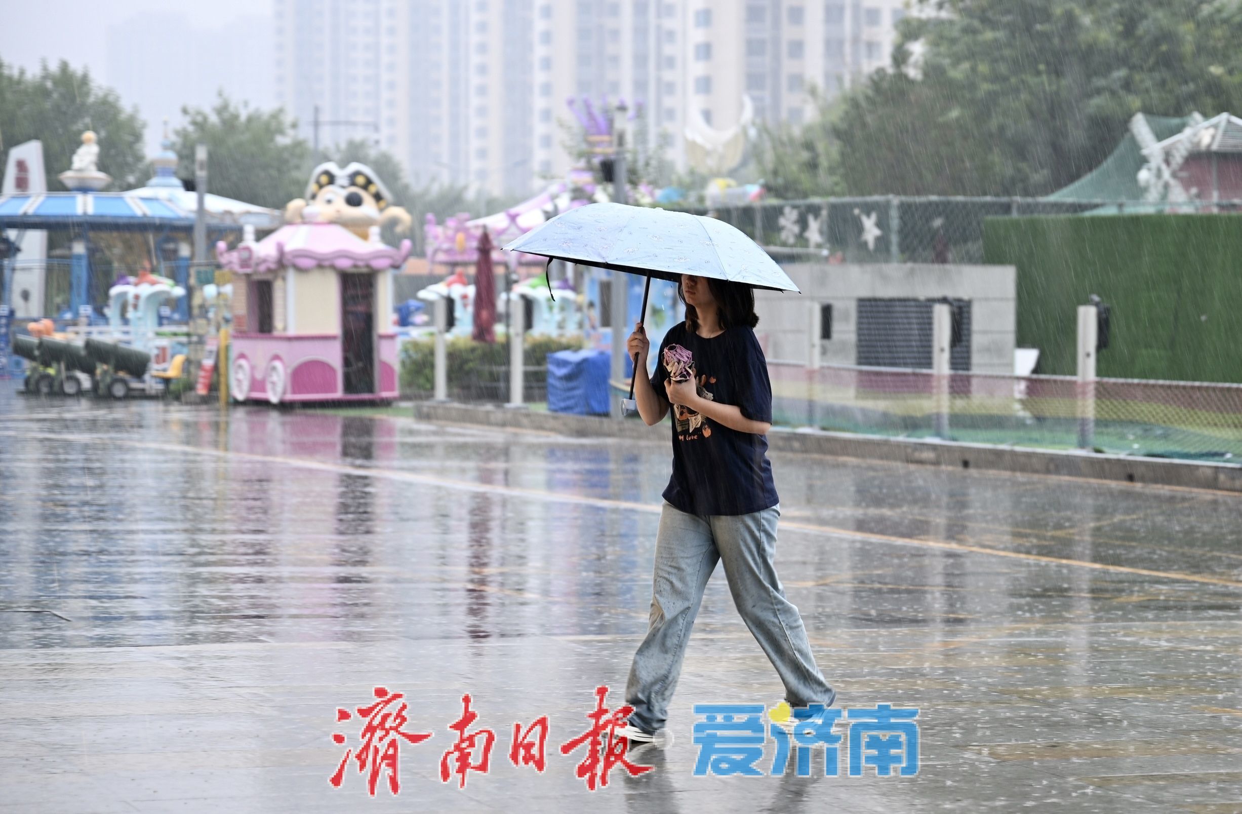 秋雨润泉城，济南午后切换“凉爽模式”