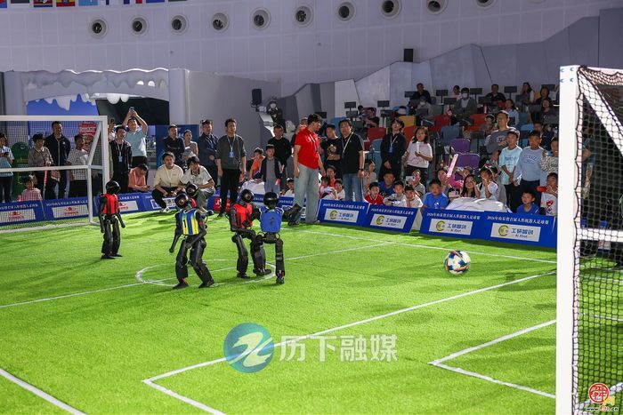山东省首届人形机器人足球赛历下开赛