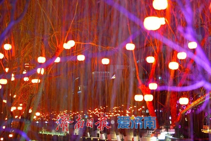 一年四季 泉在济南丨护城河畔灯火璀璨，浓浓年味扑面而来