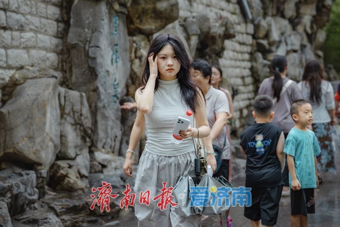 一年四季 泉在济南｜雨后黑虎泉畔，市民取水赏景尽享清凉