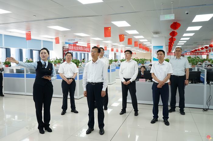 市人大常委会副主任、党组成员，槐荫区委书记孙常建带队到市12345市民服务热线走访调研