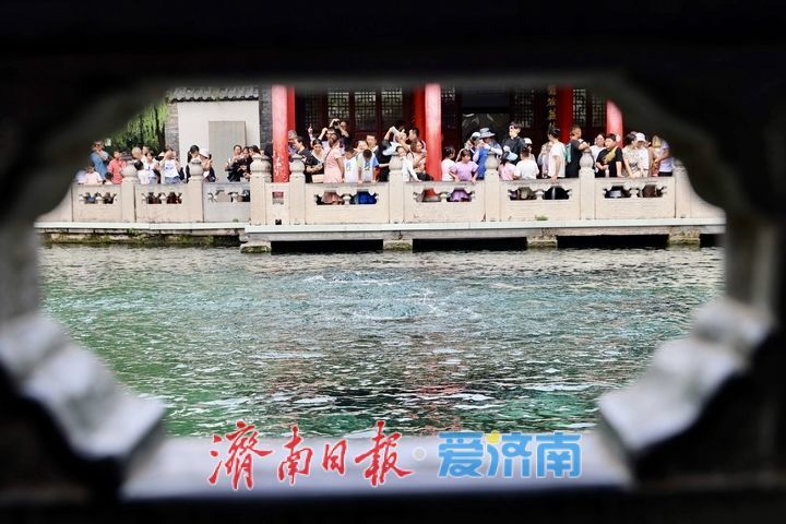 趵突泉畔享春光