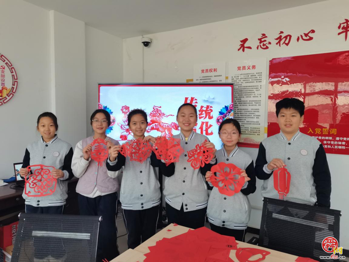 济南高新区雅居园小学举办寻年味之趣味剪纸活动