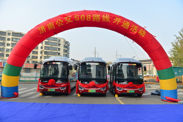 坐着“红墩墩”一路逛遍大观园、老商埠、中山公园、西市场 济南508路小巷公交开通