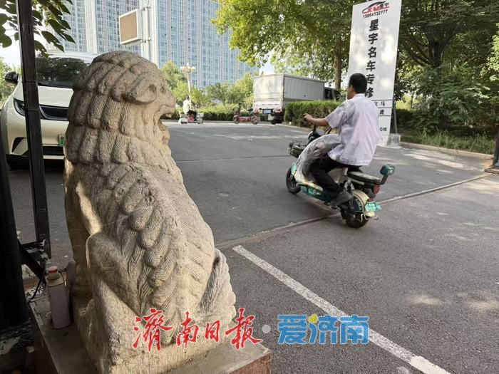 济南经十西路旁，一对清代石狮的百年守望