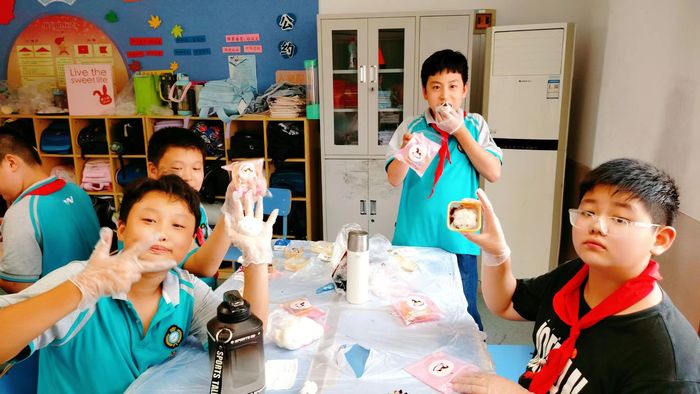 习传统 做月饼 济南市纬三路小学举行家长进课堂活动