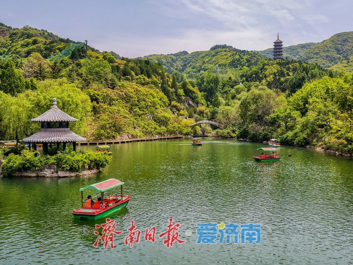 泛舟绚秋湖上，慢品泉城春日悠然